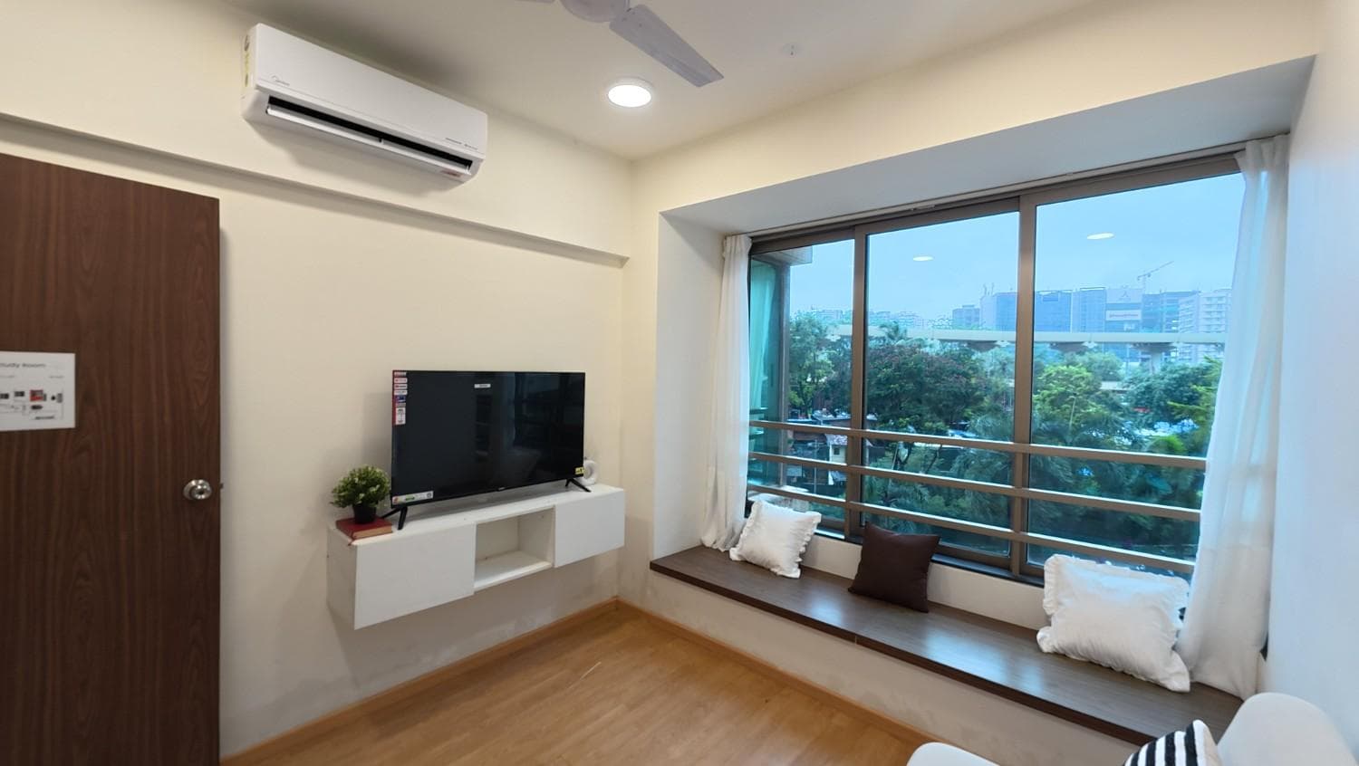 Oberoi Splendor | 2.5 BHK Jogeshwari East ₹5.05 Cr